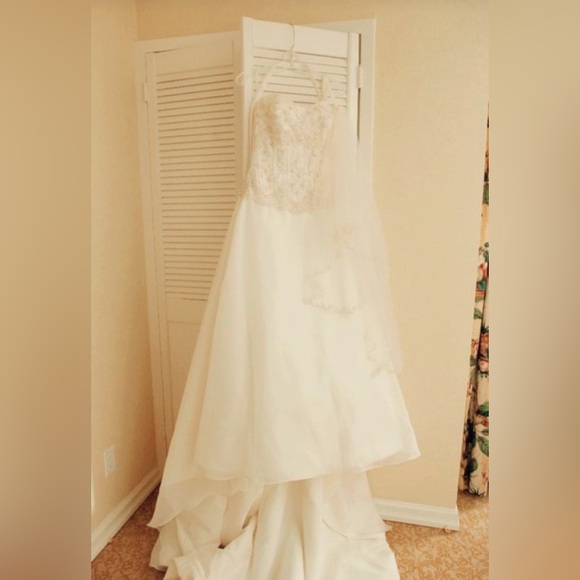 Custom made French lace wedding gown size 4-6 come with matching head piece - Picture 1 of 14